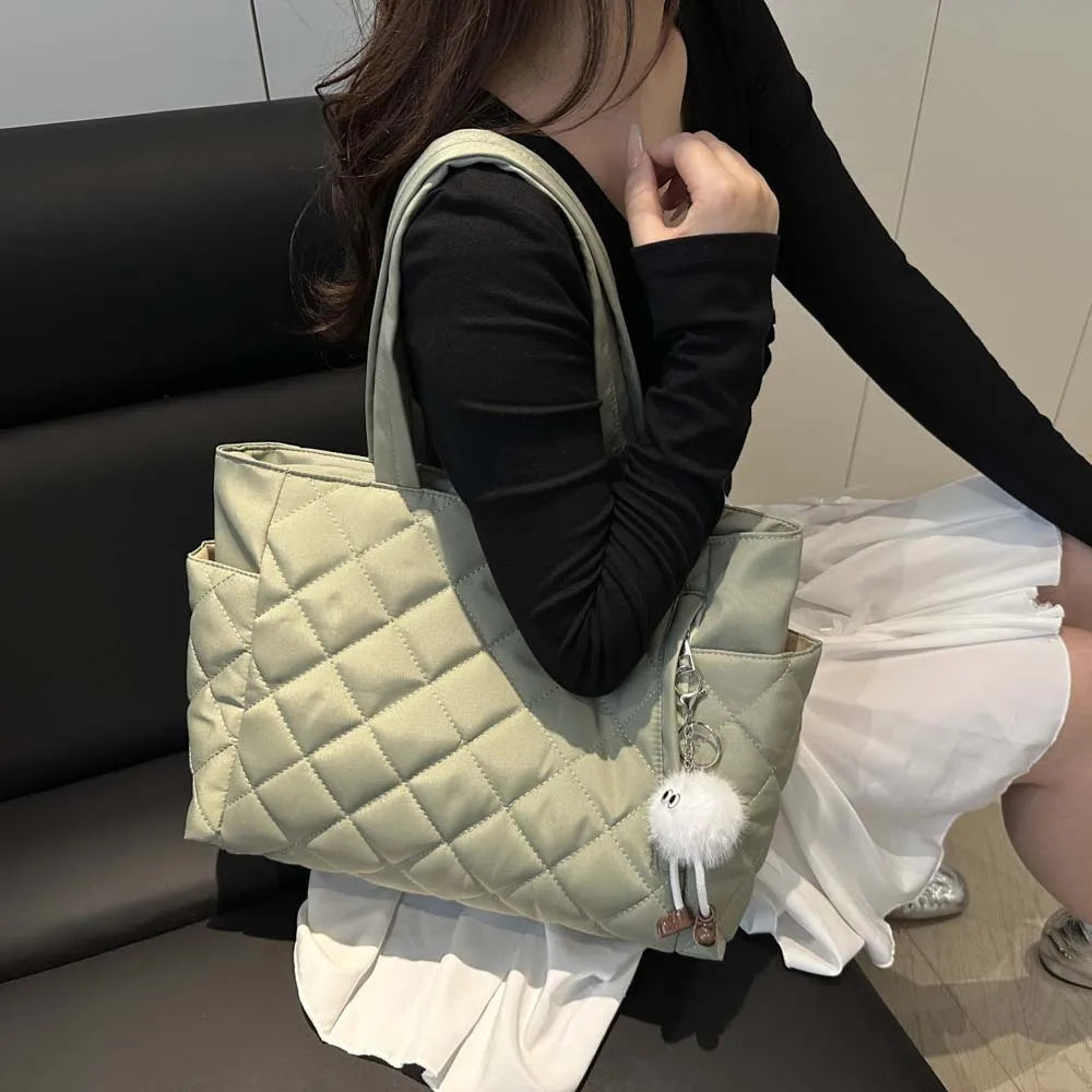 Fashionable Quilted Tote Bag with Cute Plush Bag Decoration, Autumn Leisure Large Capacity Handbag Daily Commuting Shoulder Bag