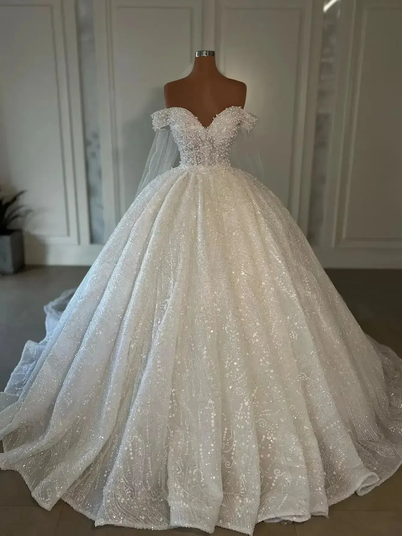 Customized Luxury Exquisite Ball Gown Wedding Dresses Sleeveless V Neck Strapless Sequins Applique Ruffles Zipper Diamonds Beads