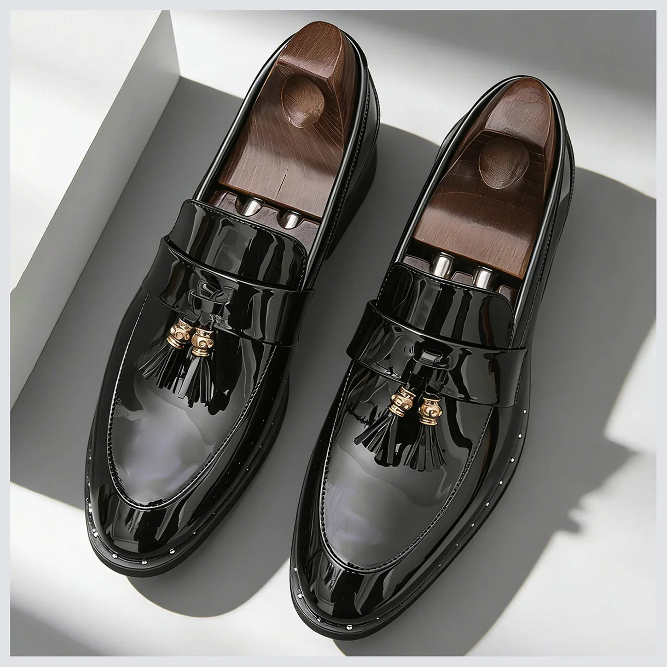 Fashion Men's Business Formal Slip-On Loafers Pointed Toe Patent Leather Shoes Shiny Tassel & Snake Print, Suitable Office Party