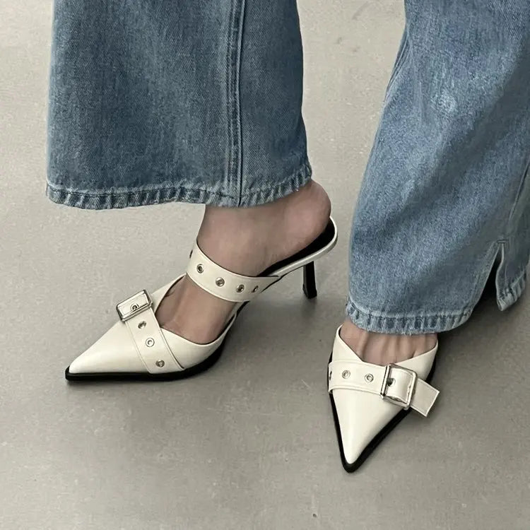 Sandálias Femininas Punk Gótica Metal Fivela Salto Alto Verão 2025 Bico Fino Prata Sapatos de Festa Moda Scarpins Femininos Tacones