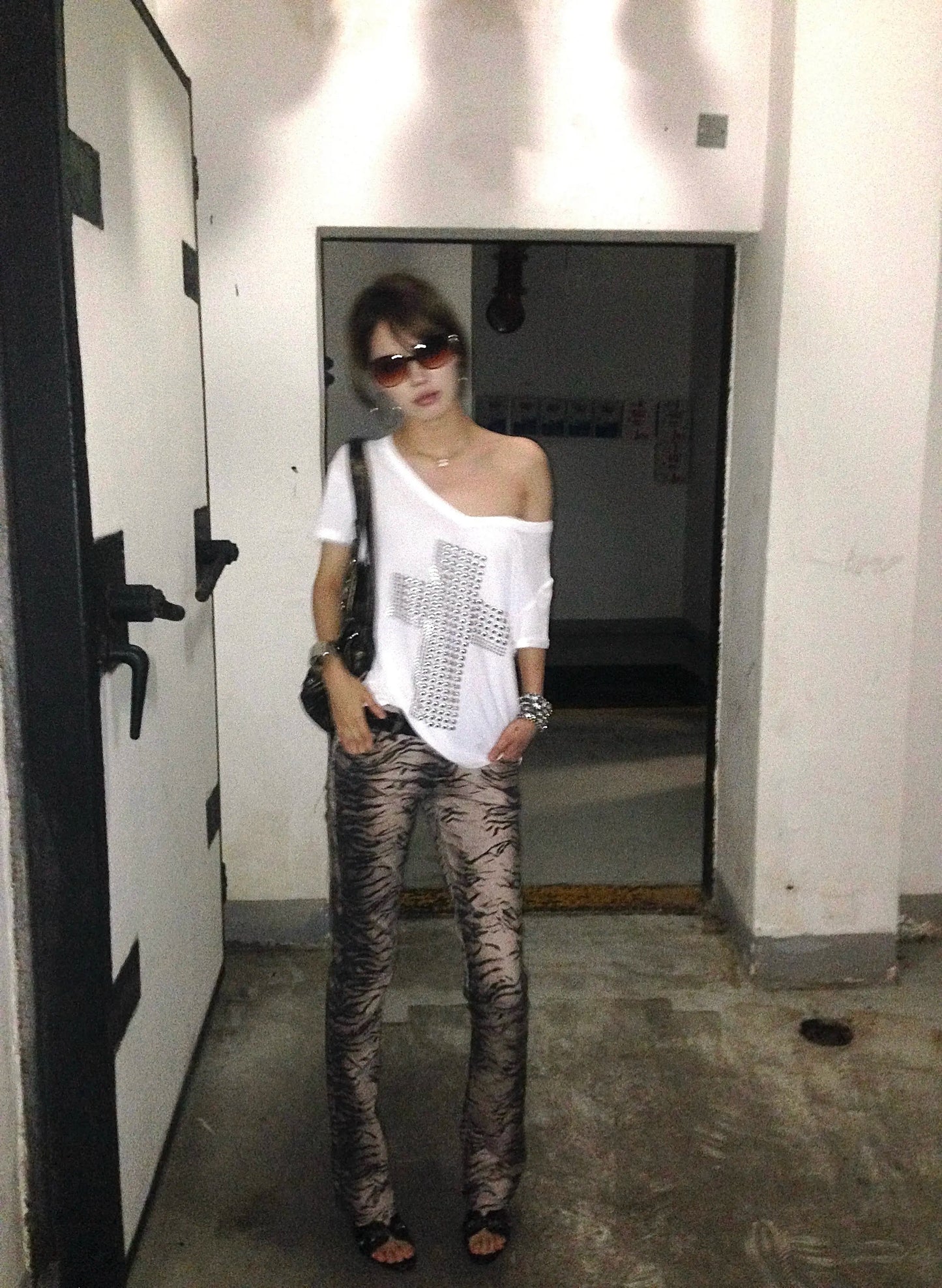 Camiseta Karrram Japonesa Y2k com Estampa de Cruz de Metal Blusas Transparentes Decote V Estilo Trashy Anos 2000 Vintage Harajuku Manga Curta Streetwear Grunge