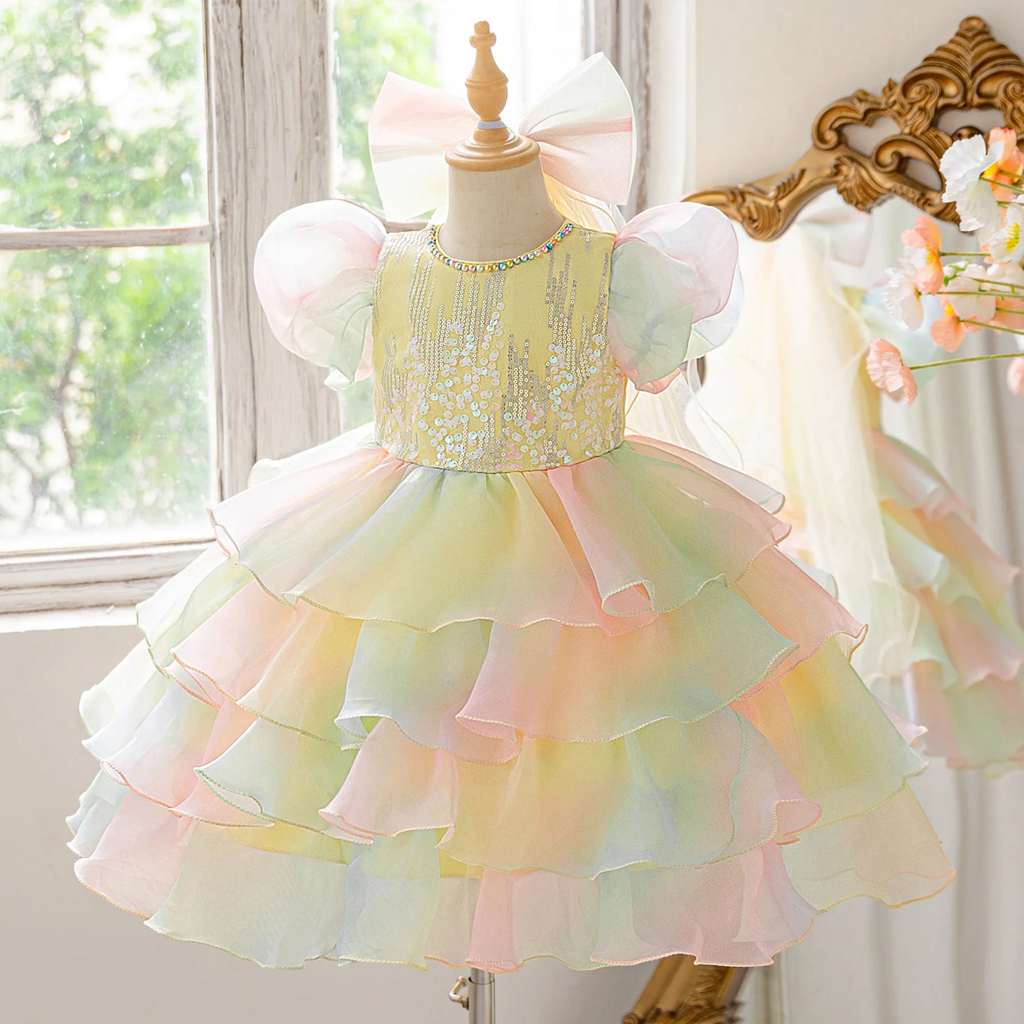 Vestidos de festa infantis amarelo claro adequados para festas de aniversário, vestidos de princesa, bem como para bailes de formatura e cerimônias de formatura.
