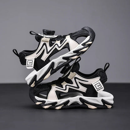 A pair of children's closed-toe sandals with quick-lock closure non-slip thick sole for daily and outdoor use DEH-D2508