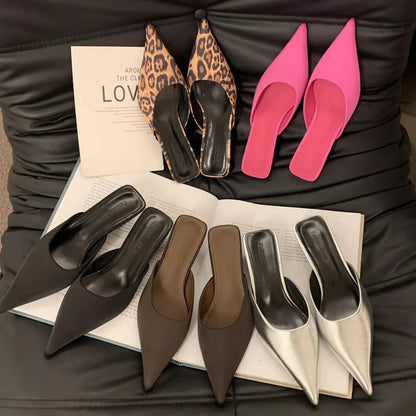 Novas Mulers Femininas de Bico Fino de Luxo Chinelo da Moda Cor de Bala Sandália Elegante Feminina de Vestido Salto Quadrado Baixo Sapatos de Dedo Aberto