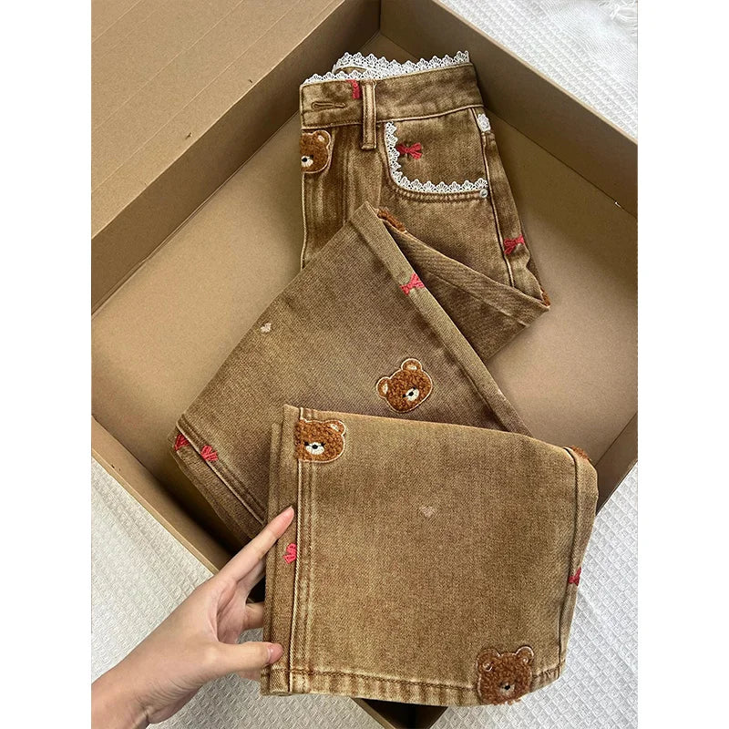 Calça Jeans Feminina Perna Larga Cintura Alta 2025 Nova Coleção Primavera com Renda e Ursinho Bordado Patchwork Caimento Justo e Confortável para o Dia a Dia