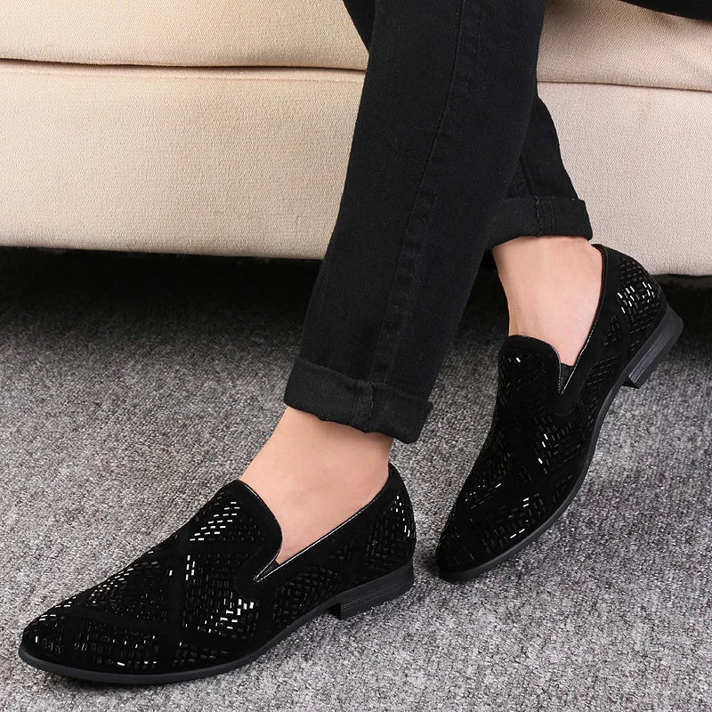 Novos mocassins europeus de indústria pesada versão coreana, mocassins masculinos jovens de cano baixo cravejados de diamantes, sapatos de couro pontudos respiráveis