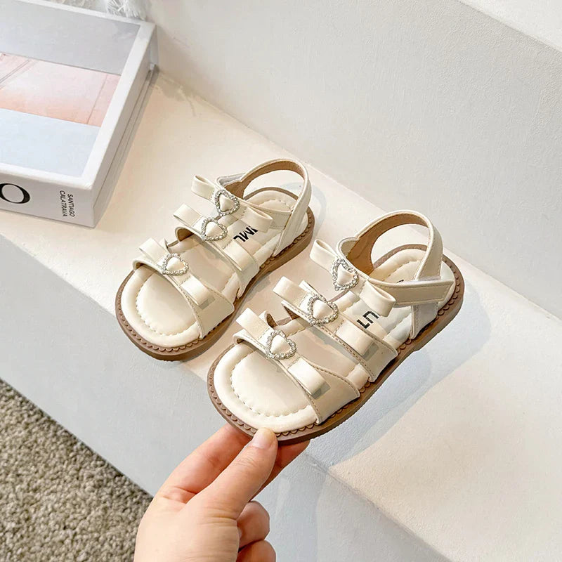 Girls Sandals New 2024 Summer Kids Fashion Bowknot Heart Princess Sandals Party Dress Shoes Children Soft Sole Beach Flats Shoe