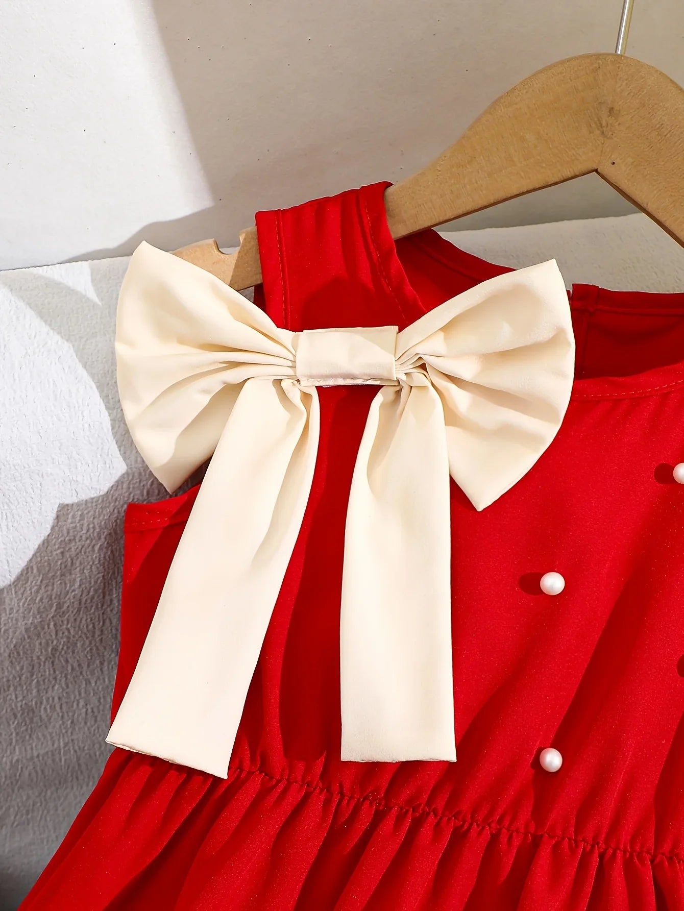 Girl's summer style dress with sleeveless round neck, pearl Velcro, bow decoration, waist cinching, exquisite and elegant dress