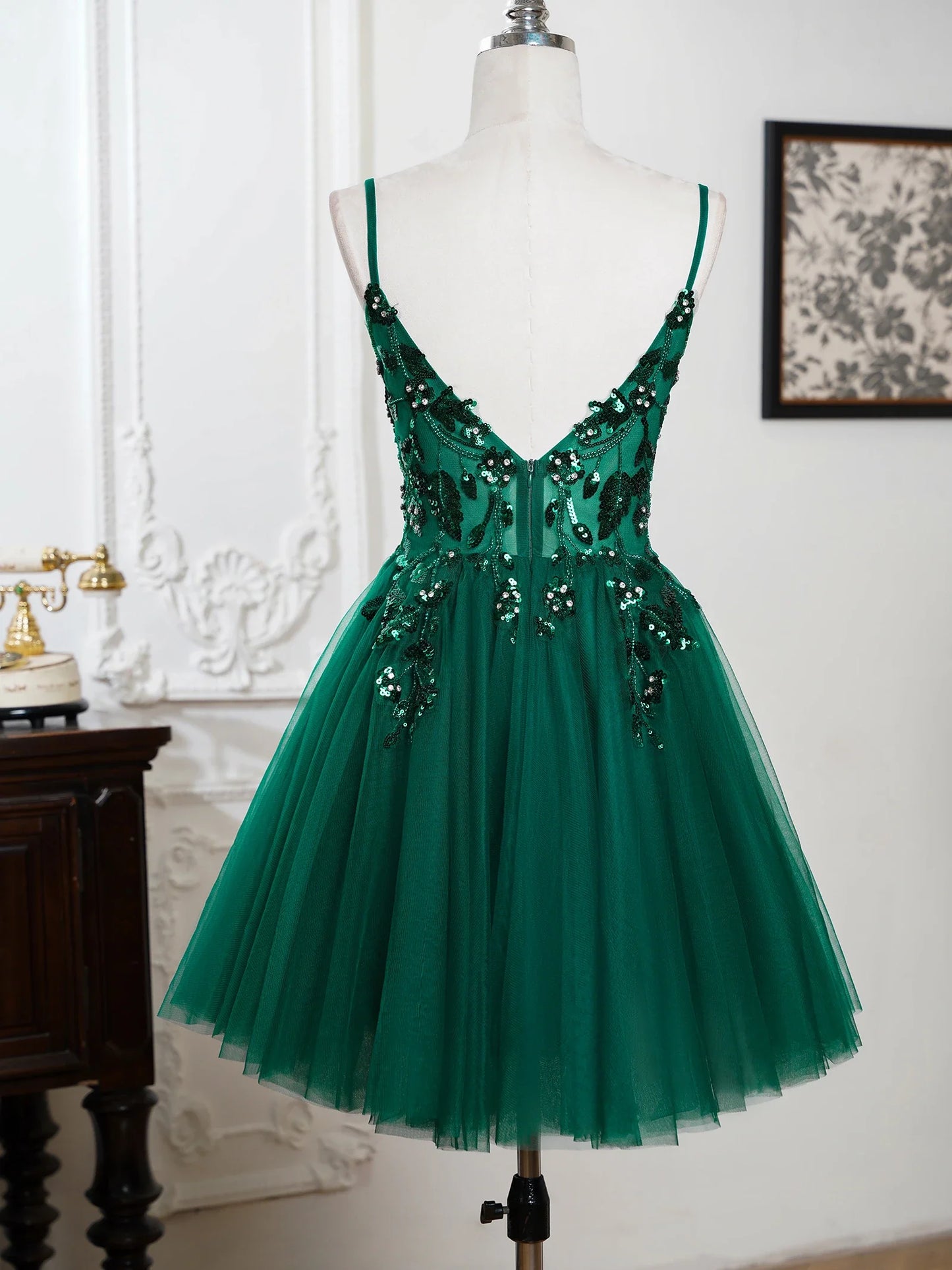 Mini Cocktail Dress Sequin Appliques V-Neck Backless Spaghetti Strap Gowns Pleated Tulle A-Line Homecoming Dresses
