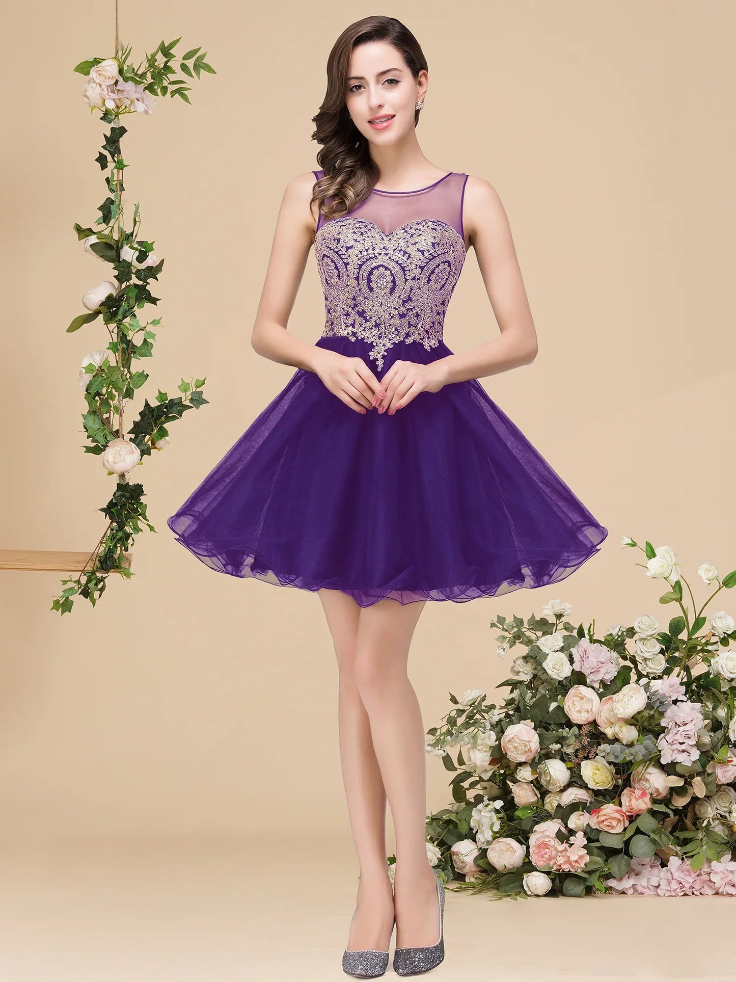 Vestidos Curtos Roxo de Baile com Apliques Dourados, Decote Ilusão A-Line, Mini Vestidos de Festa da Moda para Mulheres, Robe De Soirée