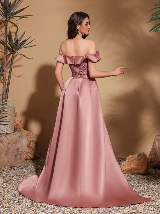 Vestido longo de cetim com lantejoulas, gola plissada e ombro a ombro