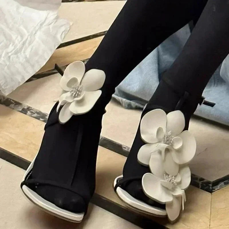 Elegant White Flower Decoration Heeled Sandals for Women Sexy Open Toe Ankle Strap Designer Shoes Fashion Wedding Bridal Shoes