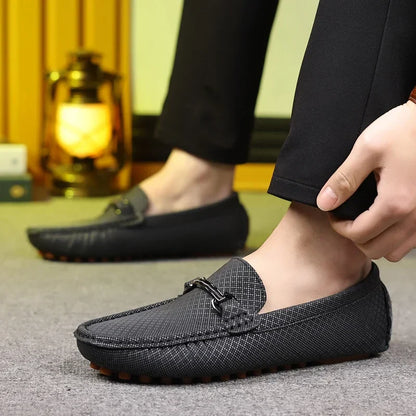 Sapatos de Couro Fashion Sapatos de Negócios Mocassins Pretos Leves Slip On para Homens Sapatos de Couro Elegantes Casuais para Festa e Casamento