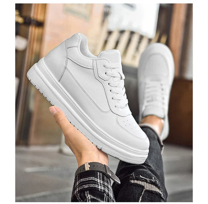 Novos sapatos masculinos invisíveis para aumentar a altura, sapatos esportivos de 6 CM-8 CM-10 CM, sapatos esportivos de couro branco para homens, tamanhos ampliados 36-46