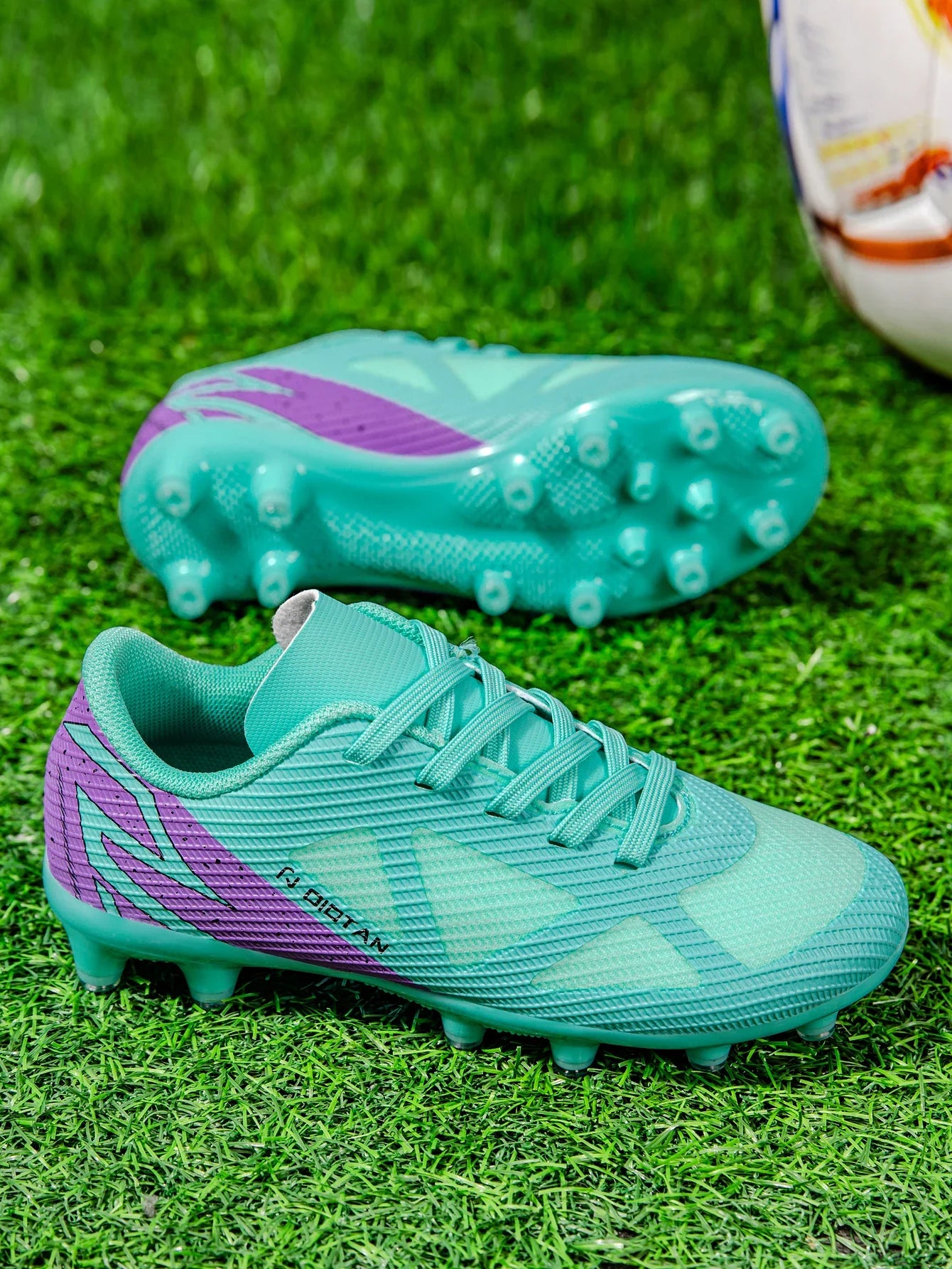 Personalized and fashionable children's sports football shoes, comfortable and breathable indoor and outdoor sports shoes