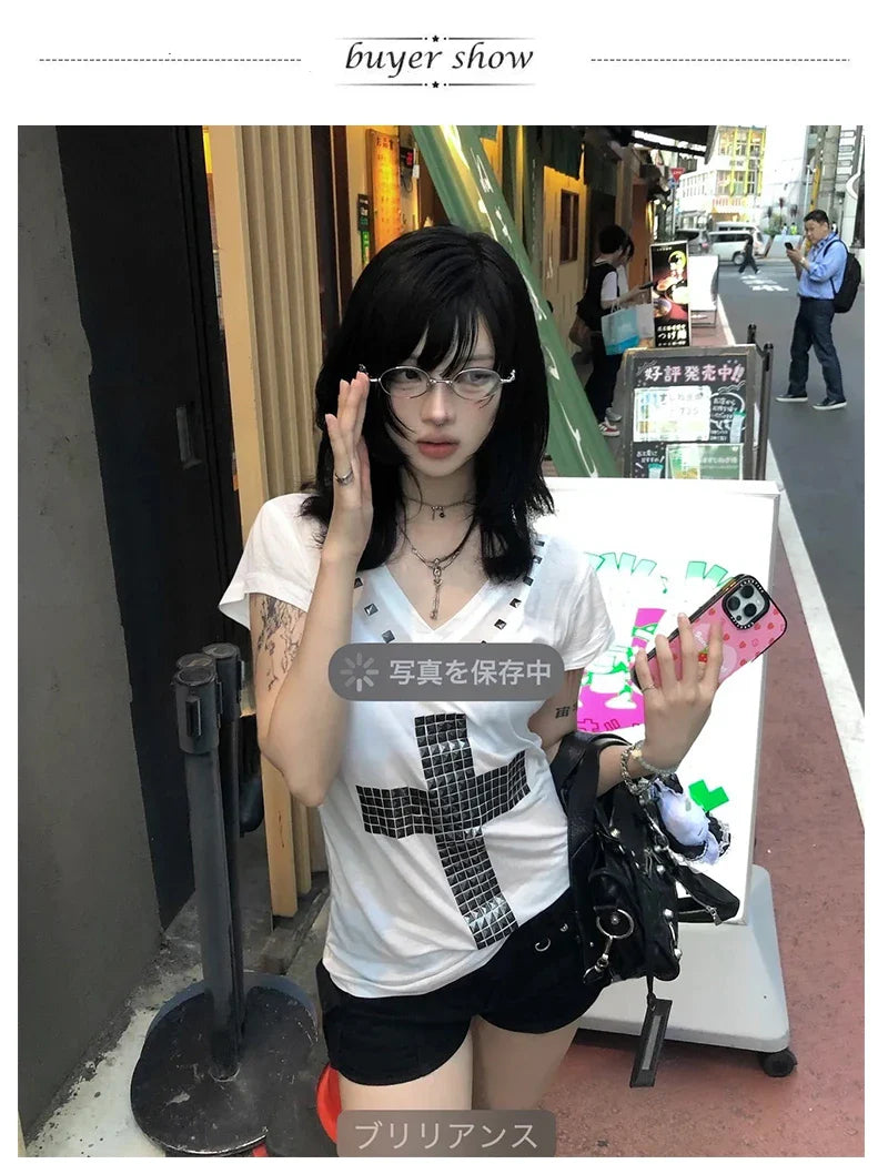 Karrram Camiseta Japonesa Y2k com Estampa de Cruz Metálica Vintage Harajuku Manga Curta Translúcida Tops Trashy Anos 2000 Gola V Streetwear Grunge