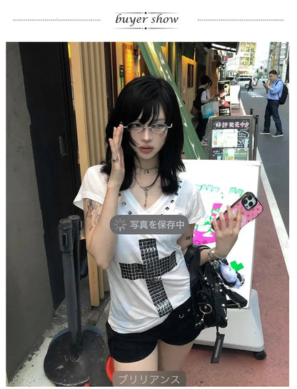 Karrram Camiseta Japonesa Y2k com Estampa de Cruz Metálica Vintage Harajuku Manga Curta Translúcida Tops Trashy Anos 2000 Gola V Streetwear Grunge