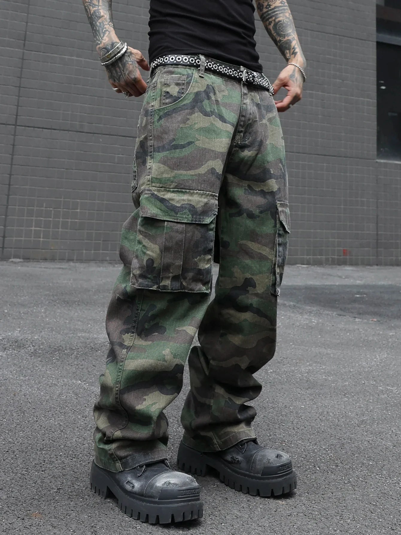 Men's camouflage utility jeans. Multi-pocket design. Stylish and trendy. Loose fit.