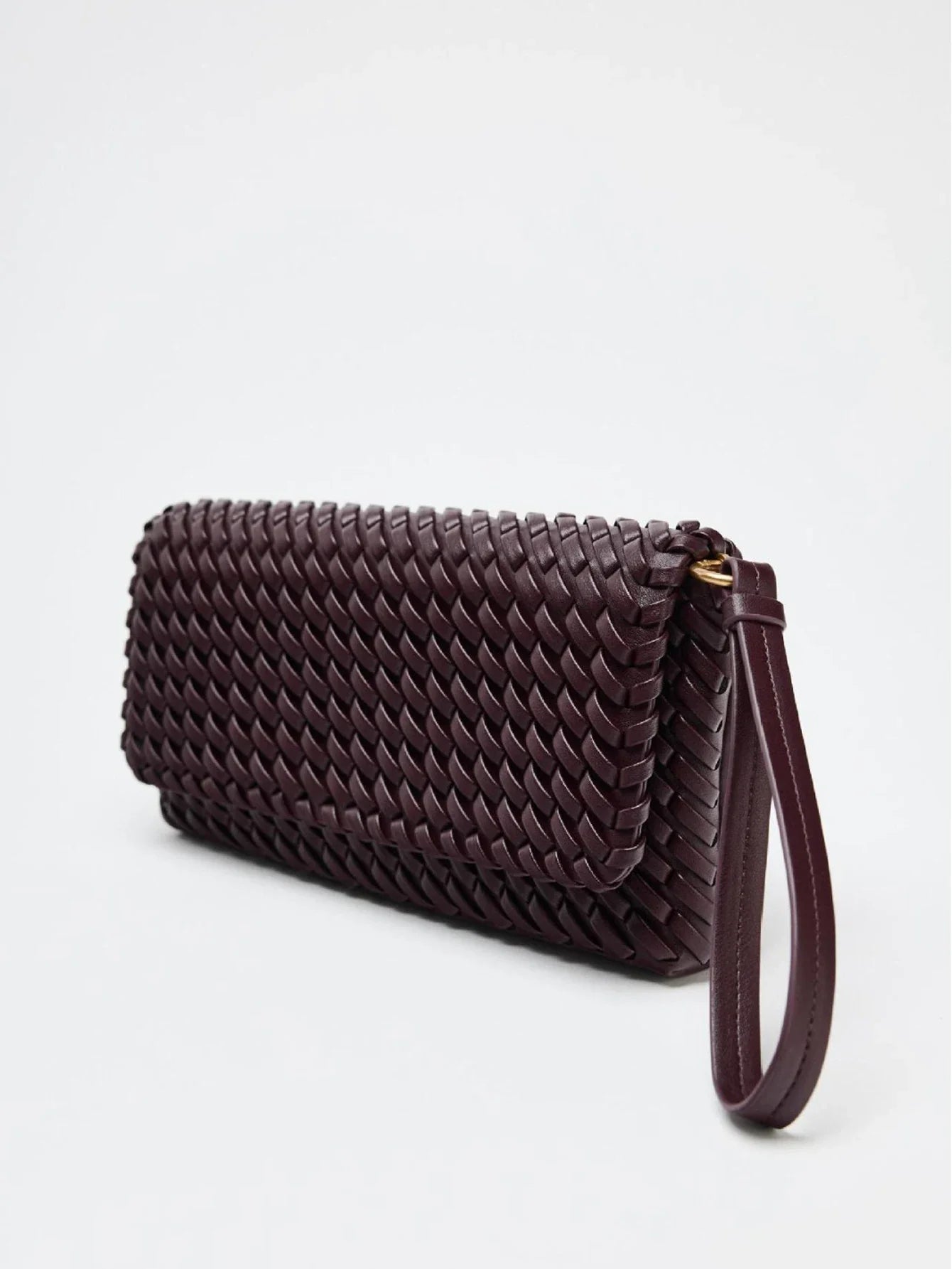 Woven bags exude a sense of sophistication. Single-shoulder crossbody bags and flip bags are simple and versatile