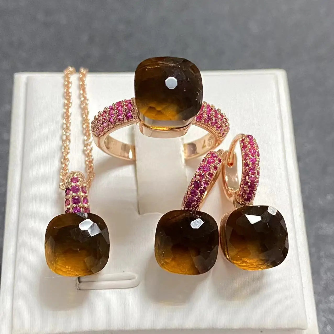 Conjunto de Joias Femininas 3 Peças - Anel, Brincos e Colar Banhados a Ouro Rosé com Zircônia Roxa Incrustada
