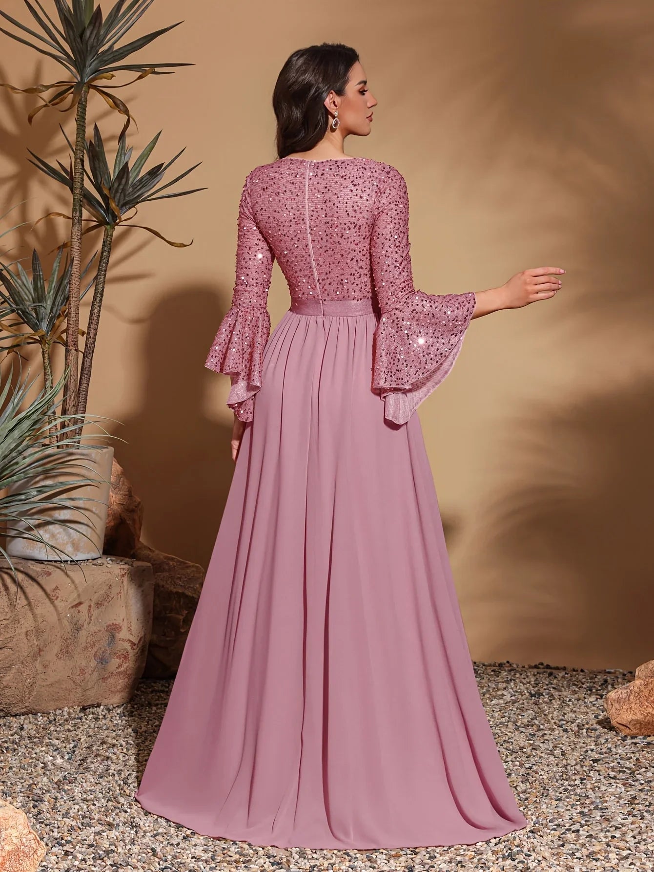 Round neck, sequined trumpet sleeves, spliced chiffon hem, elegant retro dress