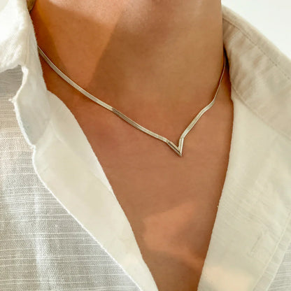 Fashion Simple Flat Snake Clavicle Chain Necklace Men Creative V Shape Pendant Choker Party Jewelry Accessories Gifts