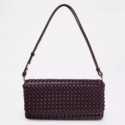 Woven bags exude a sense of sophistication. Single-shoulder crossbody bags and flip bags are simple and versatile
