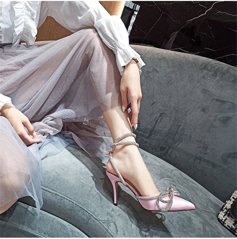 2025 Nova Moda Glitter Strass Sapatos Femininos Bico Fino de Seda com Laço de Cristal Salto Alto Fino com Fivela Sapatos de Festa e Formatura