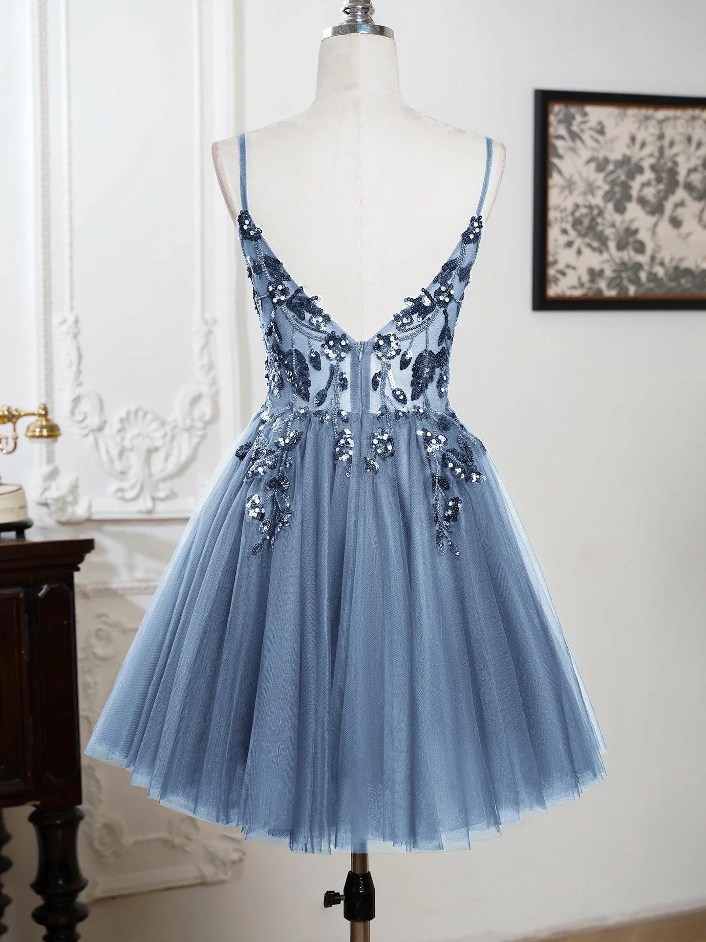 Mini Cocktail Dress Sequin Appliques V-Neck Backless Spaghetti Strap Gowns Pleated Tulle A-Line Homecoming Dresses