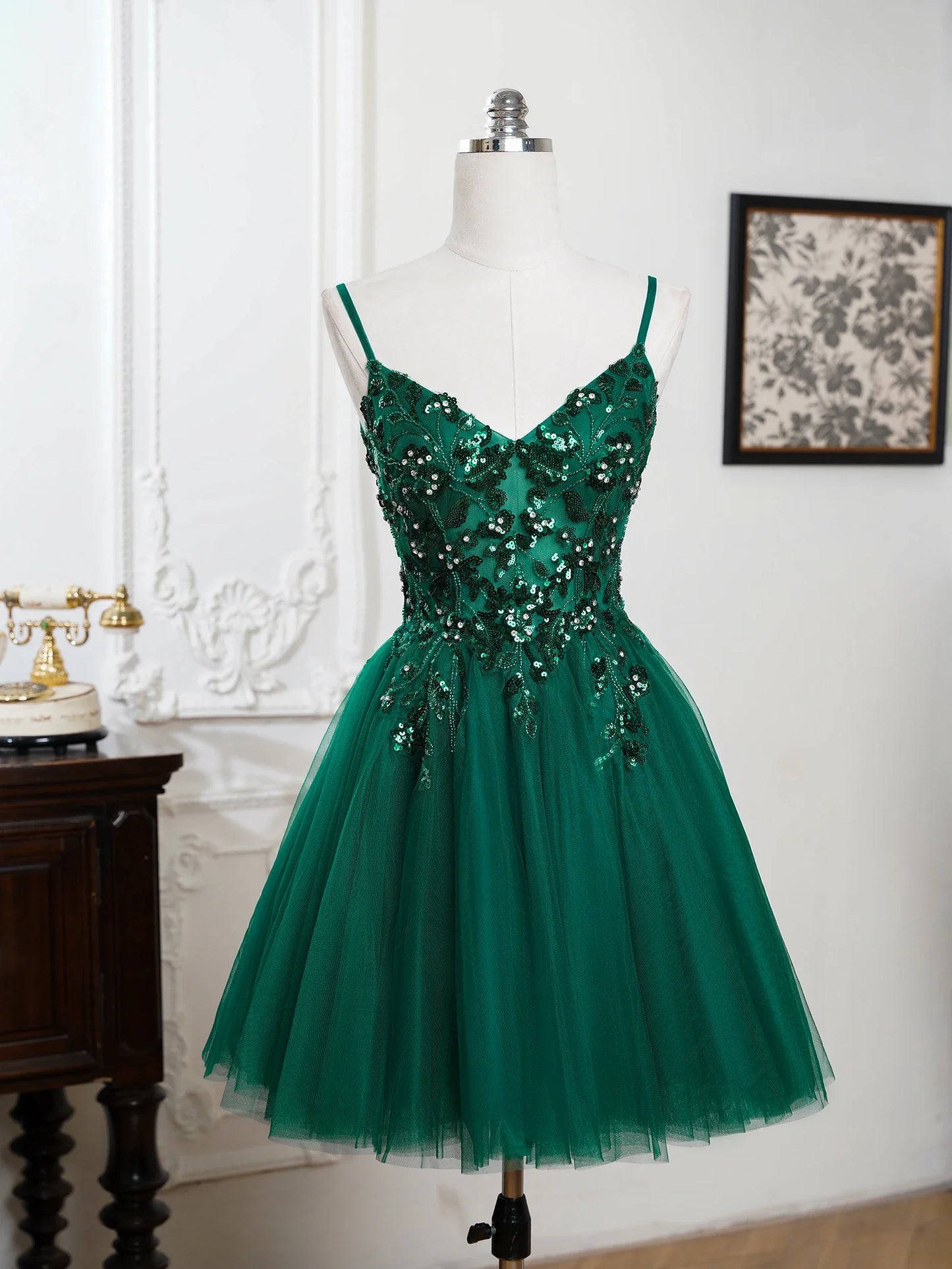 Mini Cocktail Dress Sequin Appliques V-Neck Backless Spaghetti Strap Gowns Pleated Tulle A-Line Homecoming Dresses