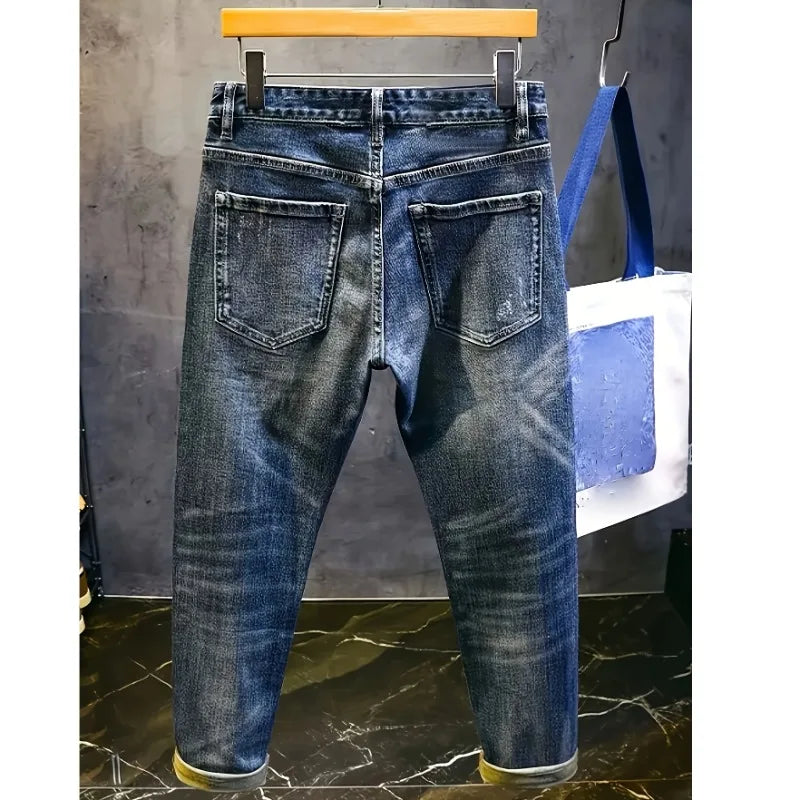 Calça Jeans Masculina Rasgada com Aplique de Urso e Detalhes de Strass, Modelo Retrô Solto Clássico, Marca Tendência Streetwear