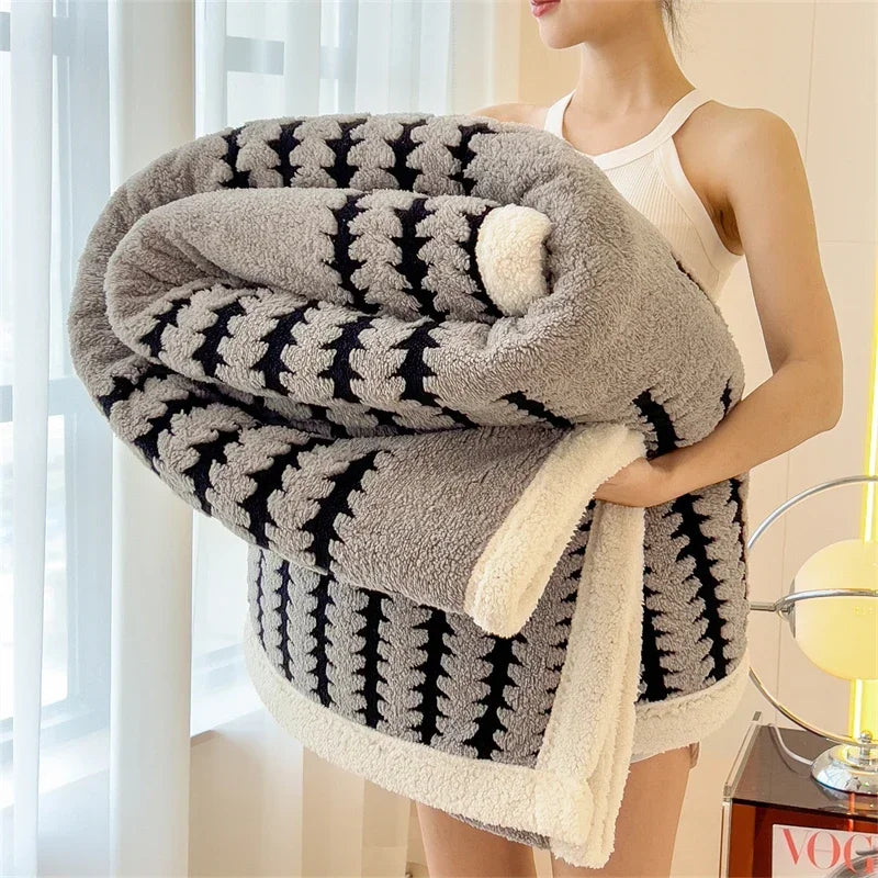 Super Thick and Warm Flannel Blanket Super Soft Fluffy Queen Size Bed Blanket Cozy Skin-friendly Multifunctional Nap Blanket