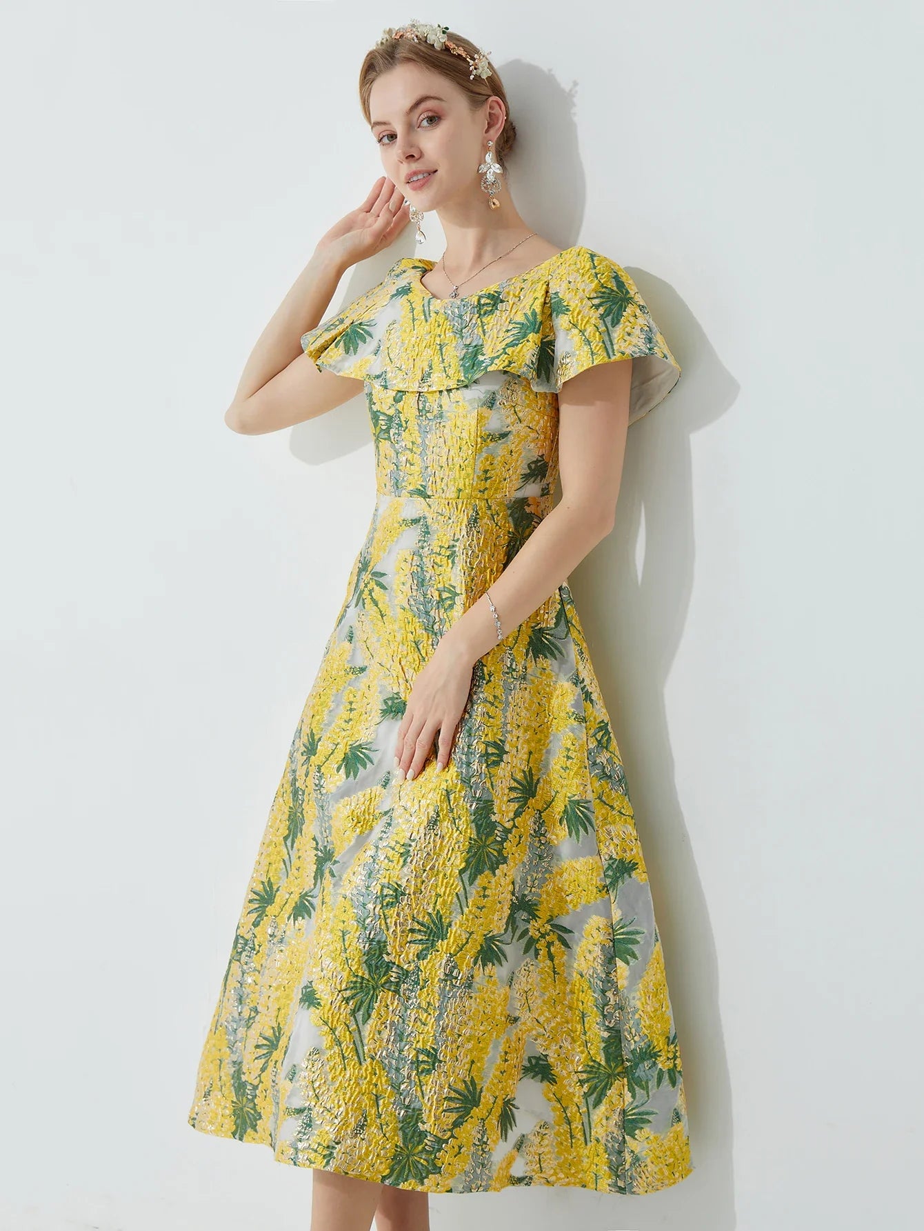 French Embellished Jacquard Dress for Women Waist-Cinching Slim-Fit Midi Dress with 3D Jacquard Perfect for Banquets