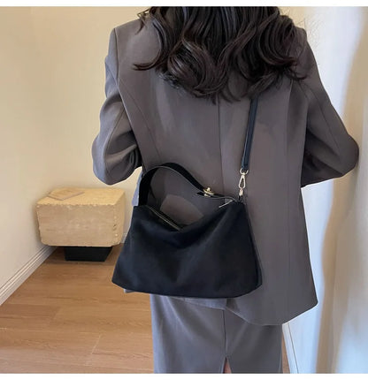 Korean suede bucket bag, women's casual commuting shoulder tote bag, autumn/winter 2025 new underarm set bag