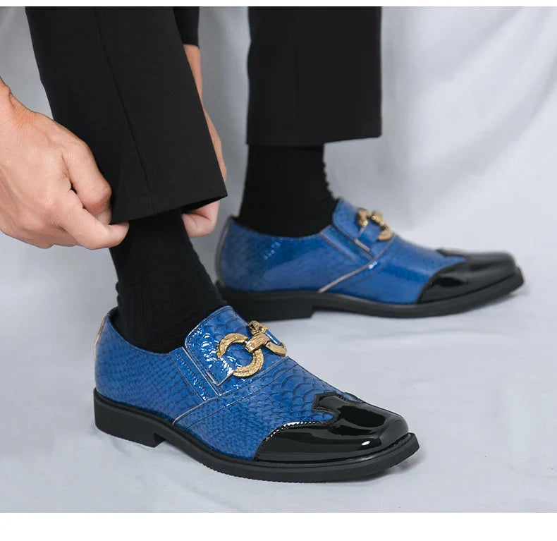 A man with a square-headed fish-scale patterned shiny leather shoe walked the runway in a formal business Derby groom's shoes