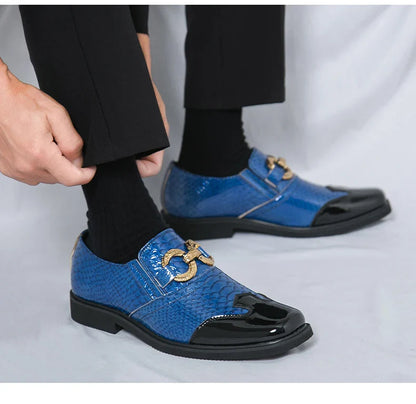 A man with a square-headed fish-scale patterned shiny leather shoe walked the runway in a formal business Derby groom's shoes