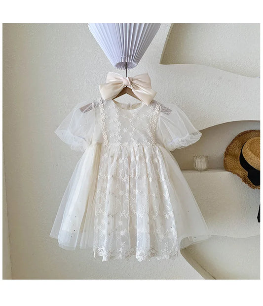 Vestido Infantil Menina Branco Manga Curta Bordado Floral Delicado Mangas de Malha Bufantes e Saia com Camada de Tule para Uso Casual Infantil