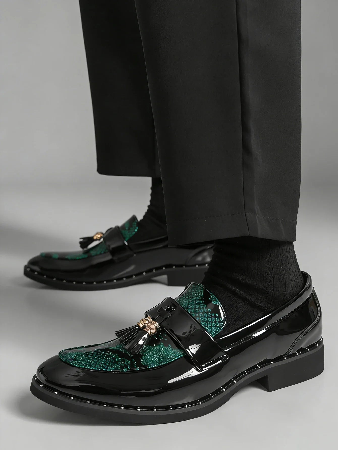 Men's Business Formal Slip-On Loafers Pointed Toe Patent Leather Shoes with Shiny Tassel & Snake Print, Suitable Office Party