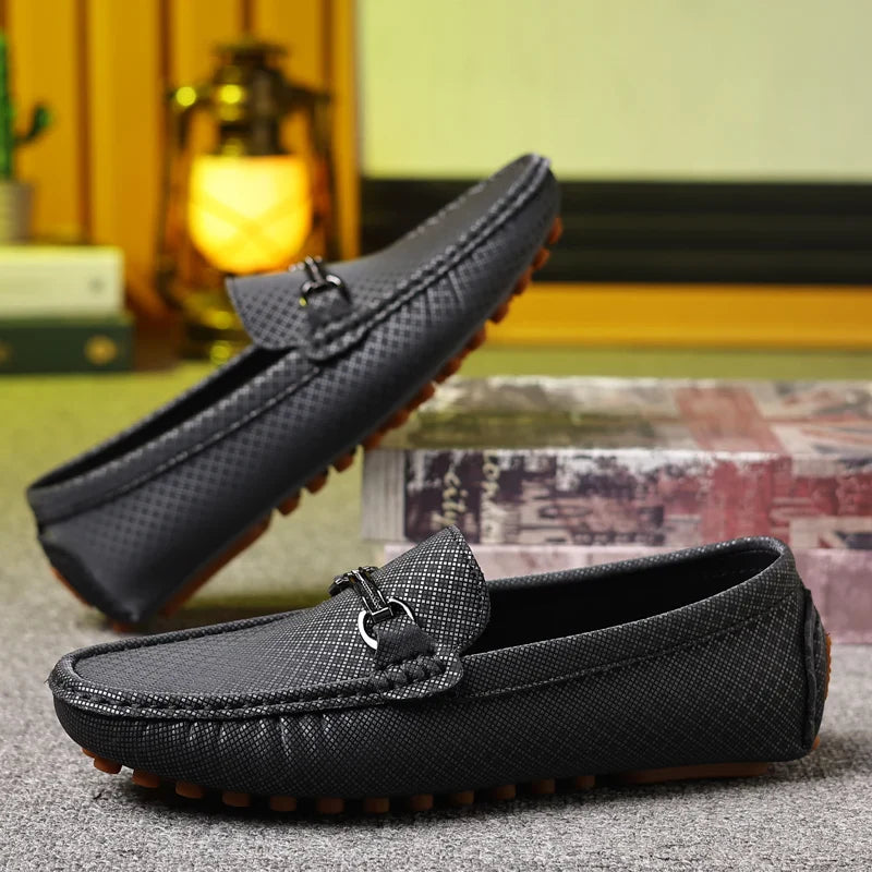 Sapatos de Couro Fashion Sapatos de Negócios Mocassins Pretos Leves Slip On para Homens Sapatos de Couro Elegantes Casuais para Festa e Casamento