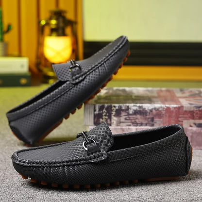 Sapatos de Couro Fashion Sapatos de Negócios Mocassins Pretos Leves Slip On para Homens Sapatos de Couro Elegantes Casuais para Festa e Casamento