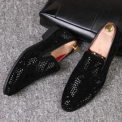Novos mocassins europeus de indústria pesada versão coreana, mocassins masculinos jovens de cano baixo cravejados de diamantes, sapatos de couro pontudos respiráveis