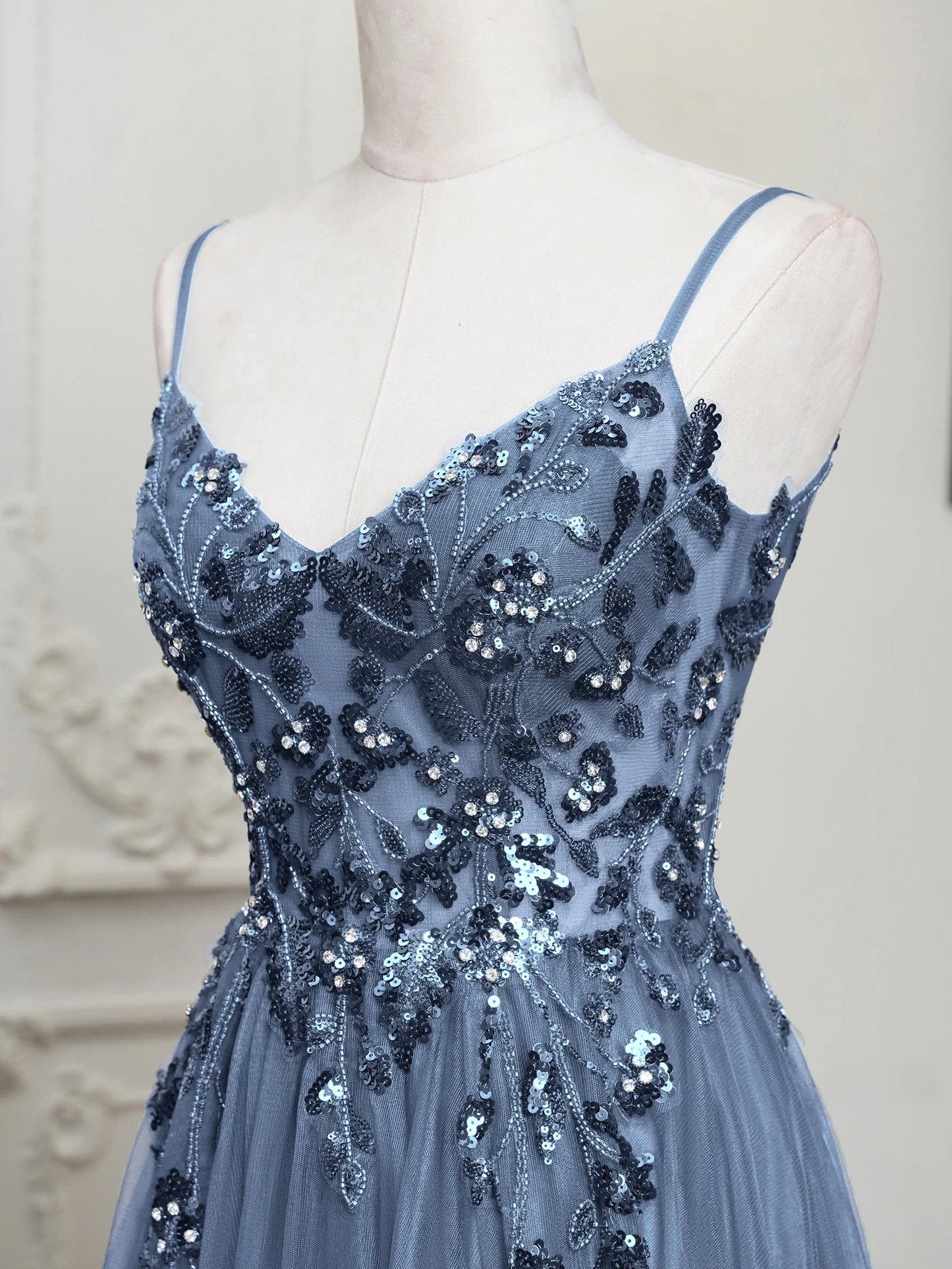 Sexy Maxi Train Evening Dresses Spaghetti Straps V-Neck Sequin Appliques Backless Prom Dress Tulle A-Line High Split Sling Gowns