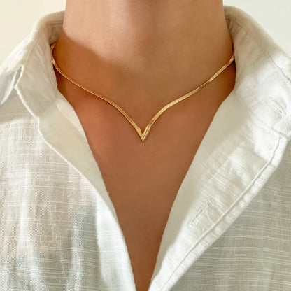 Fashion Simple Flat Snake Clavicle Chain Necklace Men Creative V Shape Pendant Choker Party Jewelry Accessories Gifts