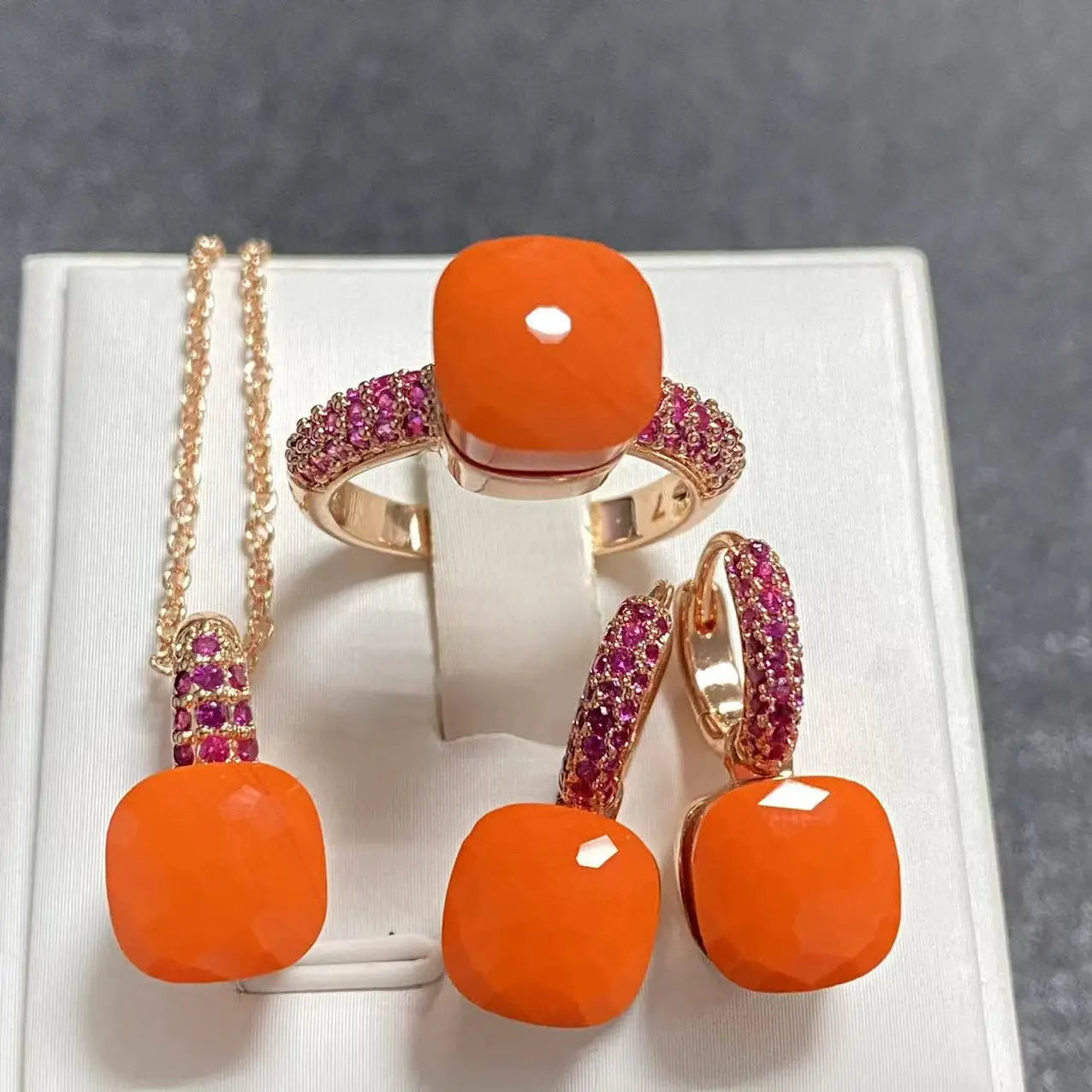 Conjunto de Joias Femininas 3 Peças - Anel, Brincos e Colar Banhados a Ouro Rosé com Zircônia Roxa Incrustada