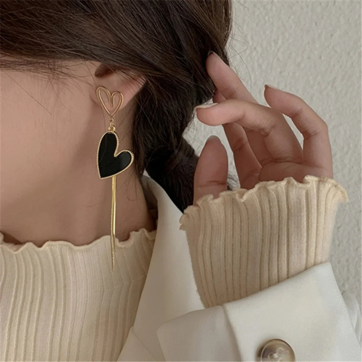Korean Asymmetric Hollow Black Heart Dangle Earrings For Women Temperament Exaggerated Love Heart Drop Earrings Wedding Jewelry