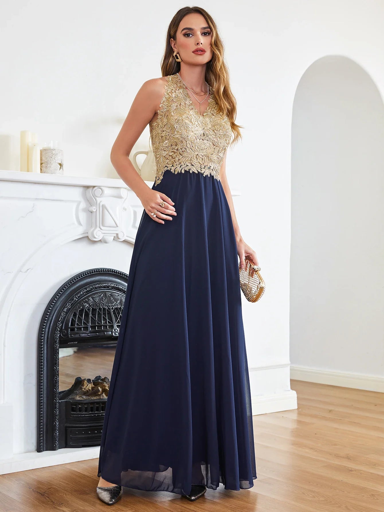 Elegant Long Prom Dresses Patchwork A-Line Evening Dress Chiffon Embroidery Appliques V-Neck Halter Illusion Back Party Gowns