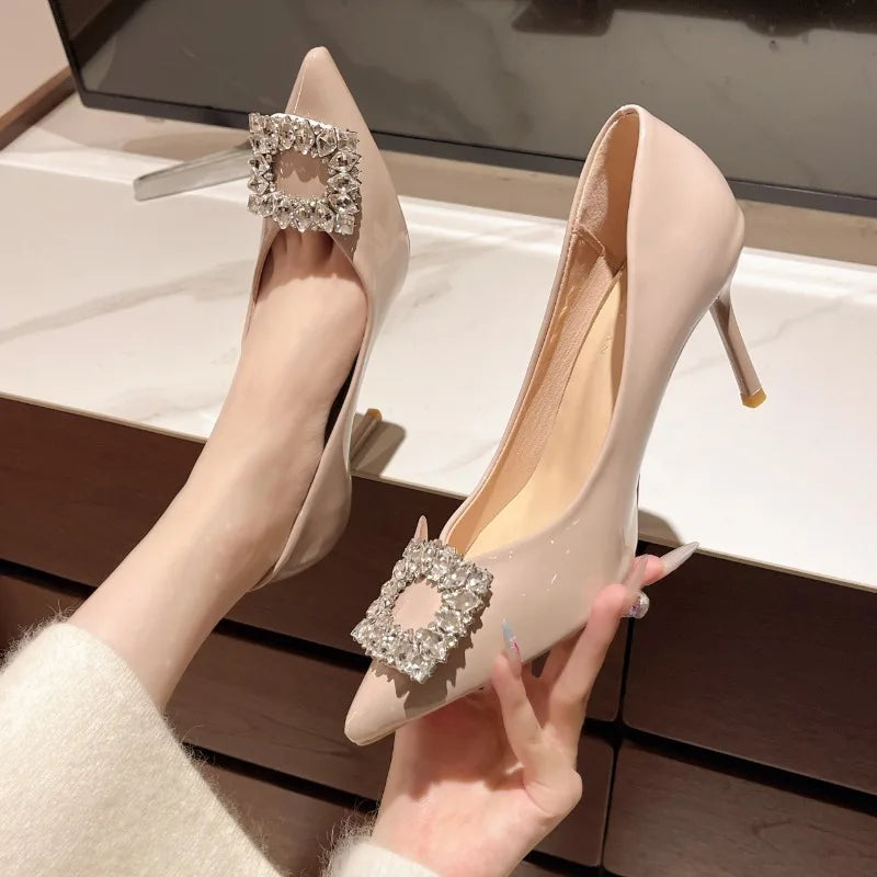 Sapatos femininos 2025 Outono Moda Nova Sexy Banquete Salto Alto - Fivela Quadrada de Cristal Confortável para usar com Vestido Bico Fino