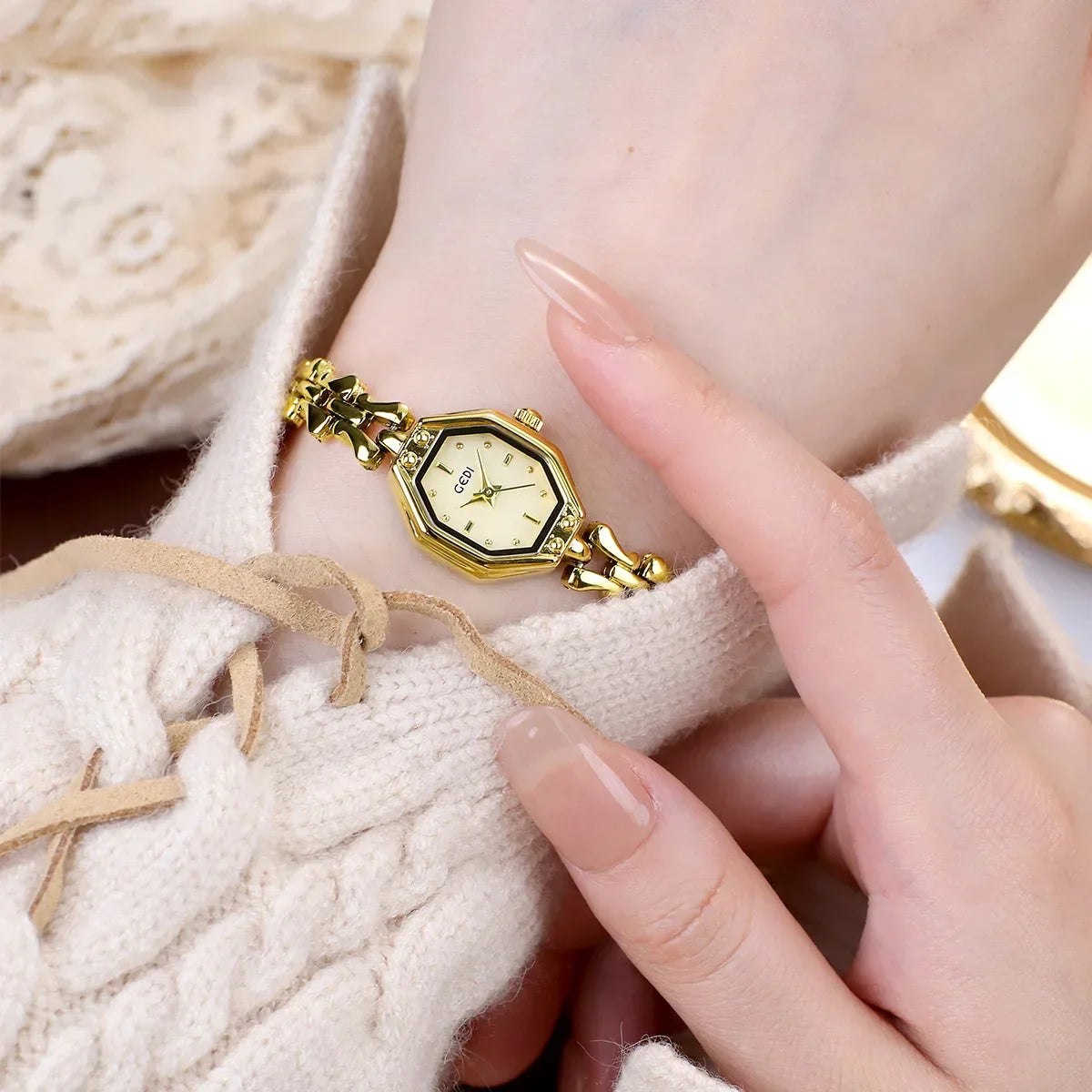 Ladies Watches are Exquisite Light Luxury Retro Metal Bracelets high-end Waterproof Women Fashion Quartz Wristwatches