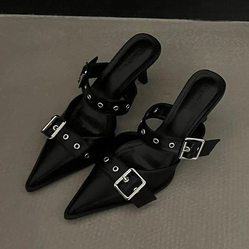 Sandálias Femininas Punk Gótica Metal Fivela Salto Alto Verão 2025 Bico Fino Prata Sapatos de Festa Moda Scarpins Femininos Tacones