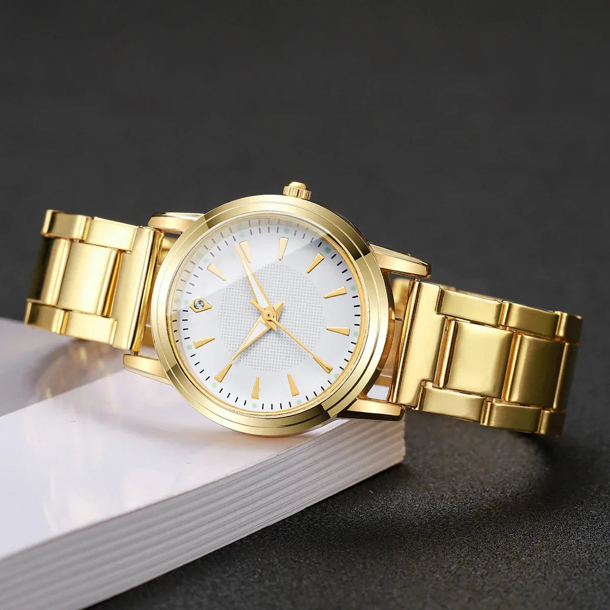 Fashion Women Watches Casual Alloy Band Simple Dial Analog Quartz Wristwatch（Without Box）